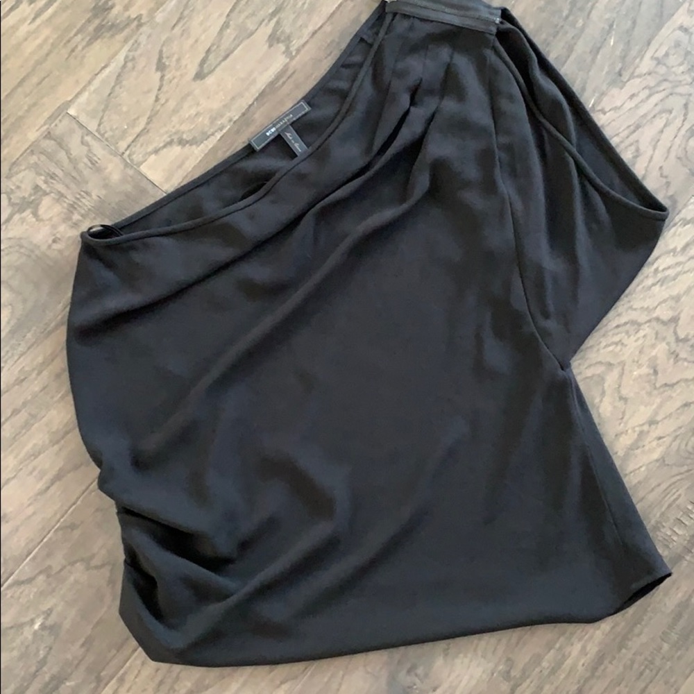 Sleeveless rayon BCBG blouse with shoulder zipper